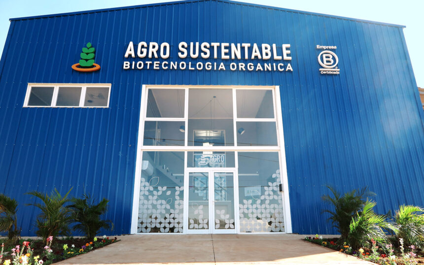El Fertilizante Foliar Orgánico GTG de ecoAGRO Argentina tiene como materia prima principal subproductos de origen animal que son sometidos a un proceso de biotransformación e hidrólisis enzimático y proveen una gran cantidad de L-alfa aminoácidos libres de origen animal que son rápidamente asimilados por los cultivos.